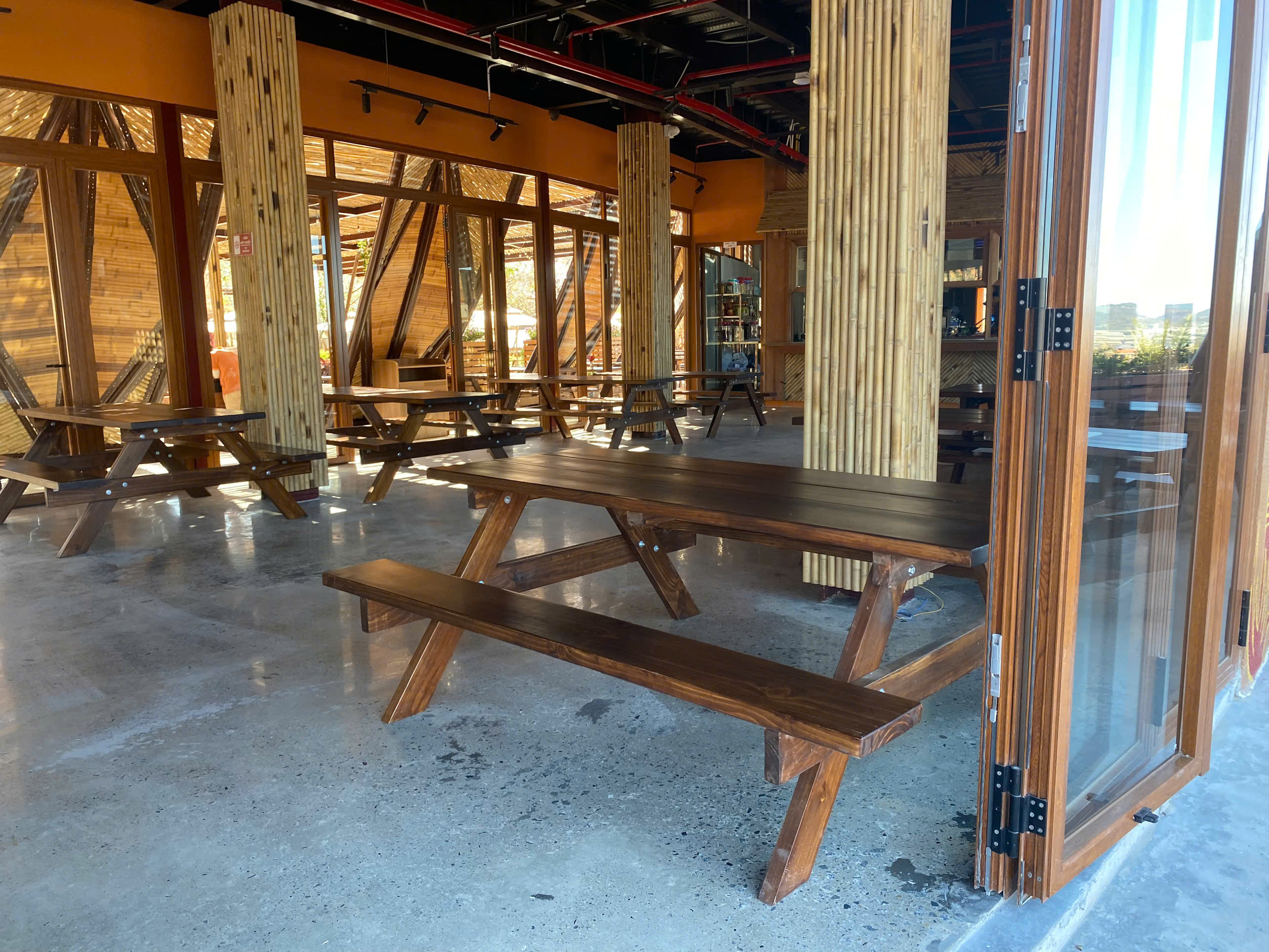 Bộ Bàn Gỗ Thông Băng Liền Chữ A 1m8 – Tối Ưu Chỗ Ngồi Cho Quán Nhậu Đông Khách