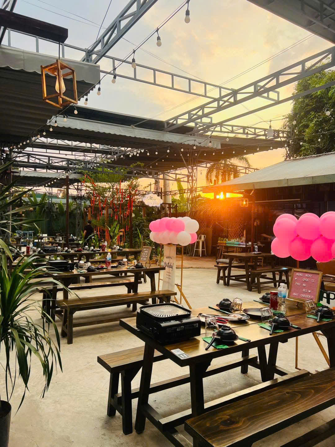 Bộ bàn gỗ thông 1m6 x 70cm + 2 băng ghế – Chắc chắn, tiện lợi cho quán ăn