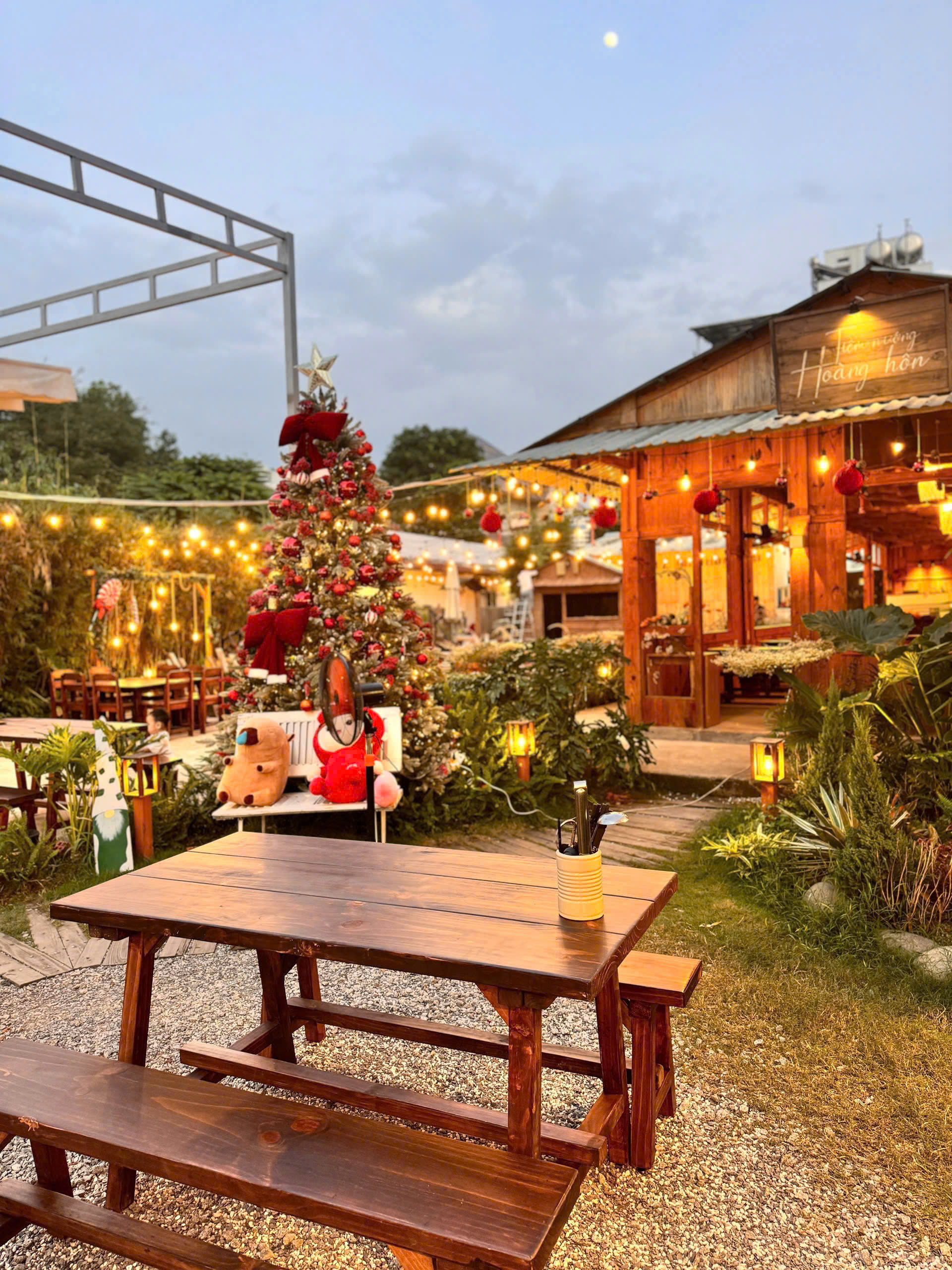 Bộ bàn ghế quán ăn 1m4 x 70cm + 2 băng ghế dài – Lựa chọn tối ưu cho không gian quán