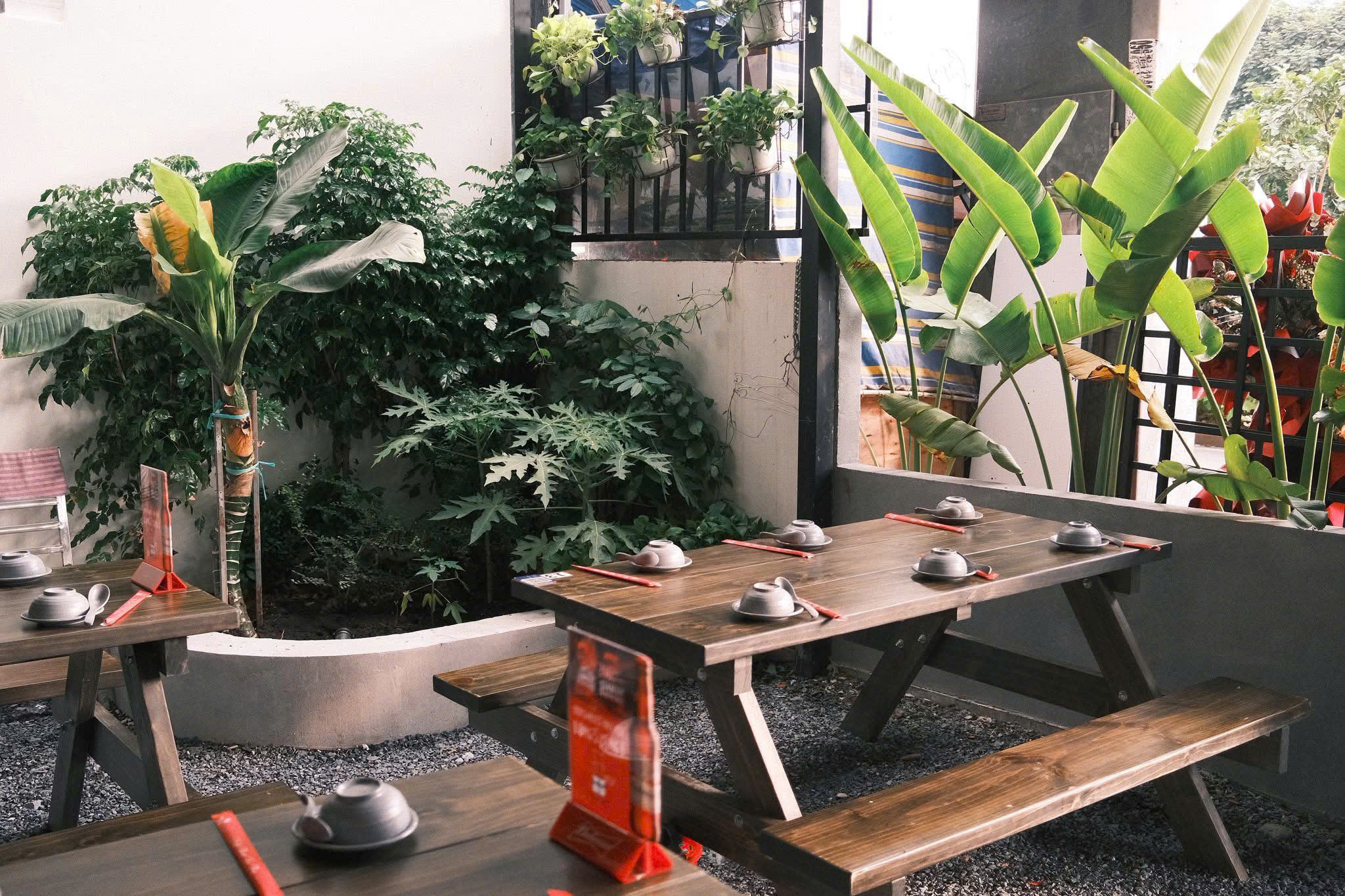 Bộ Bàn Gỗ Thông Băng Liền 1m6 Mặt Rộng 60cm – Phù Hợp Quán Không Gian Thoáng