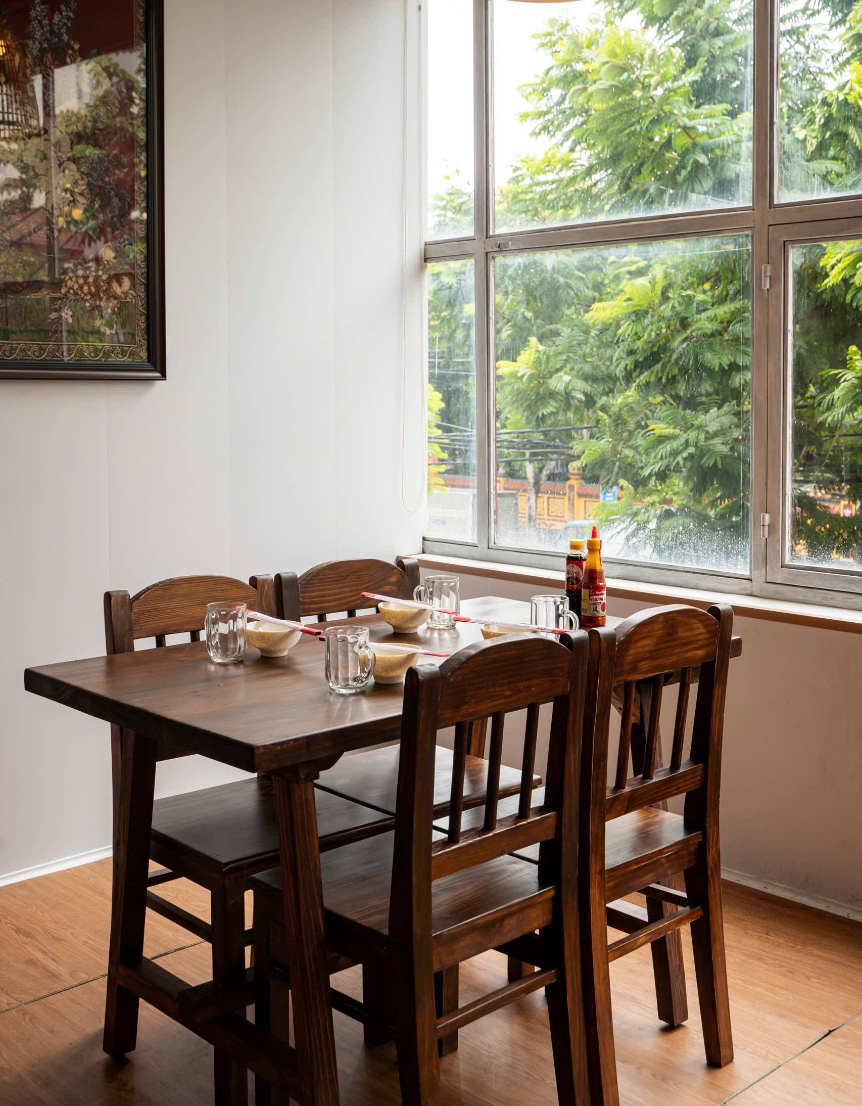 Bộ bàn ghế gỗ thông 1m2 x 70cm + 4 ghế G9 cho quán ăn