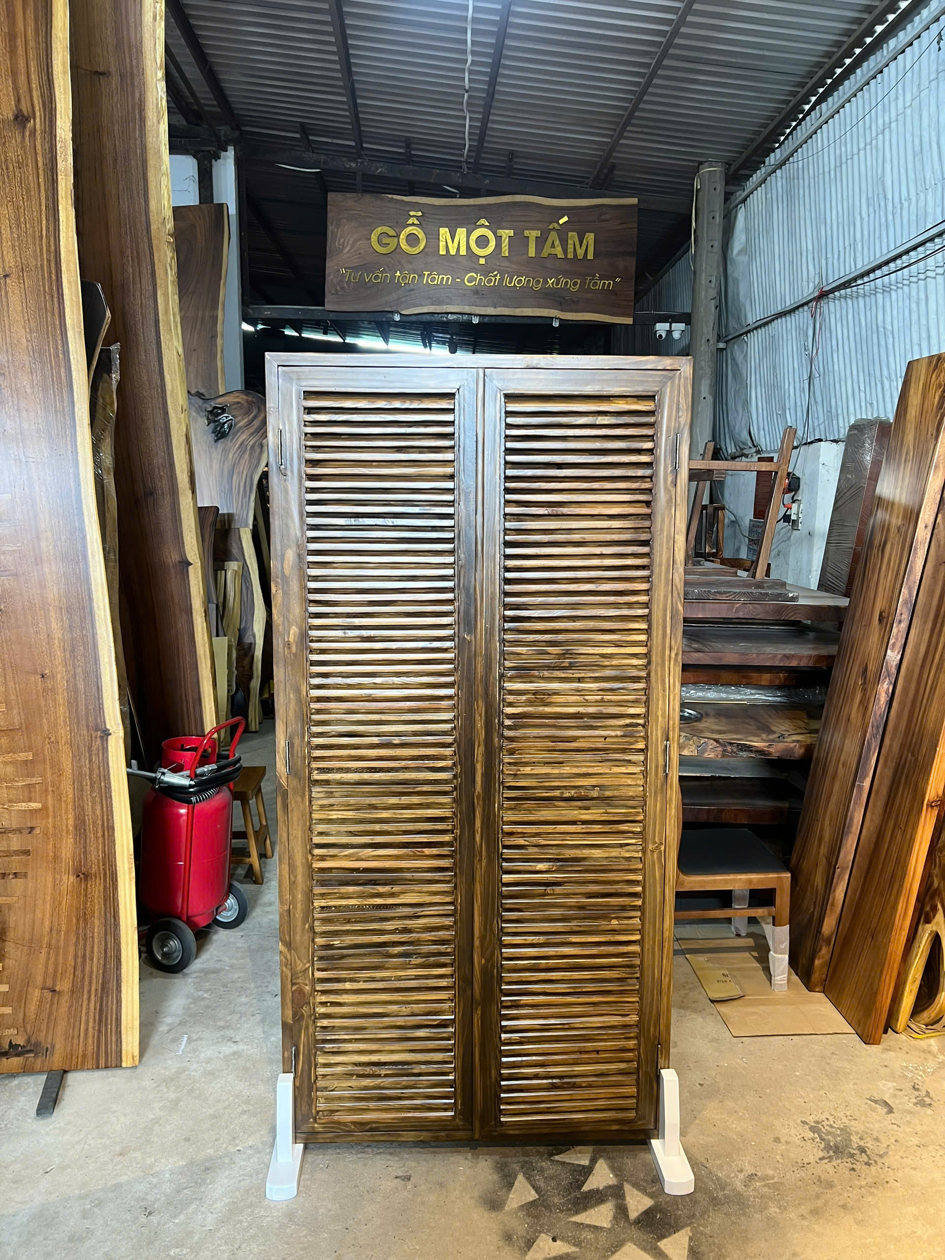 Cửa Lá Sách Gỗ Thông 1m x 2m – Bền Đẹp, Tự Nhiên, Giá Tại Xưởng