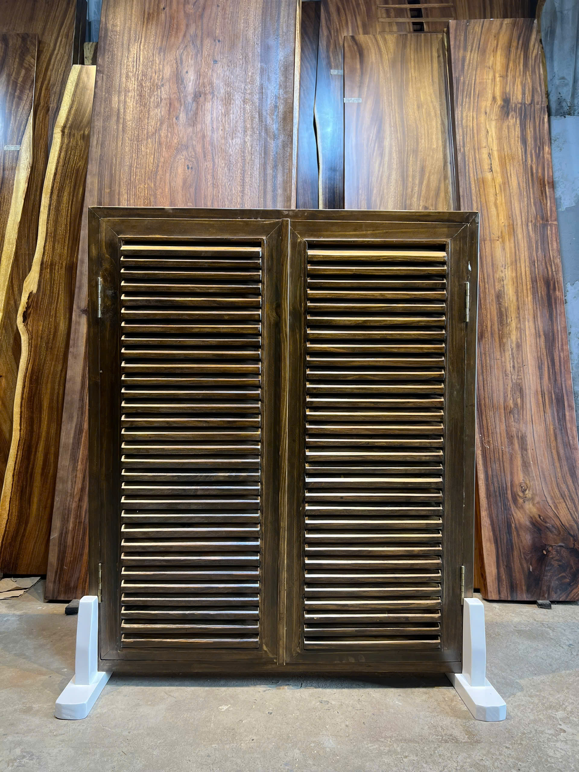 Mẫu cửa lá sách gỗ thông 1m x 1m2 đẹp cho quán ăn, quán cà phê