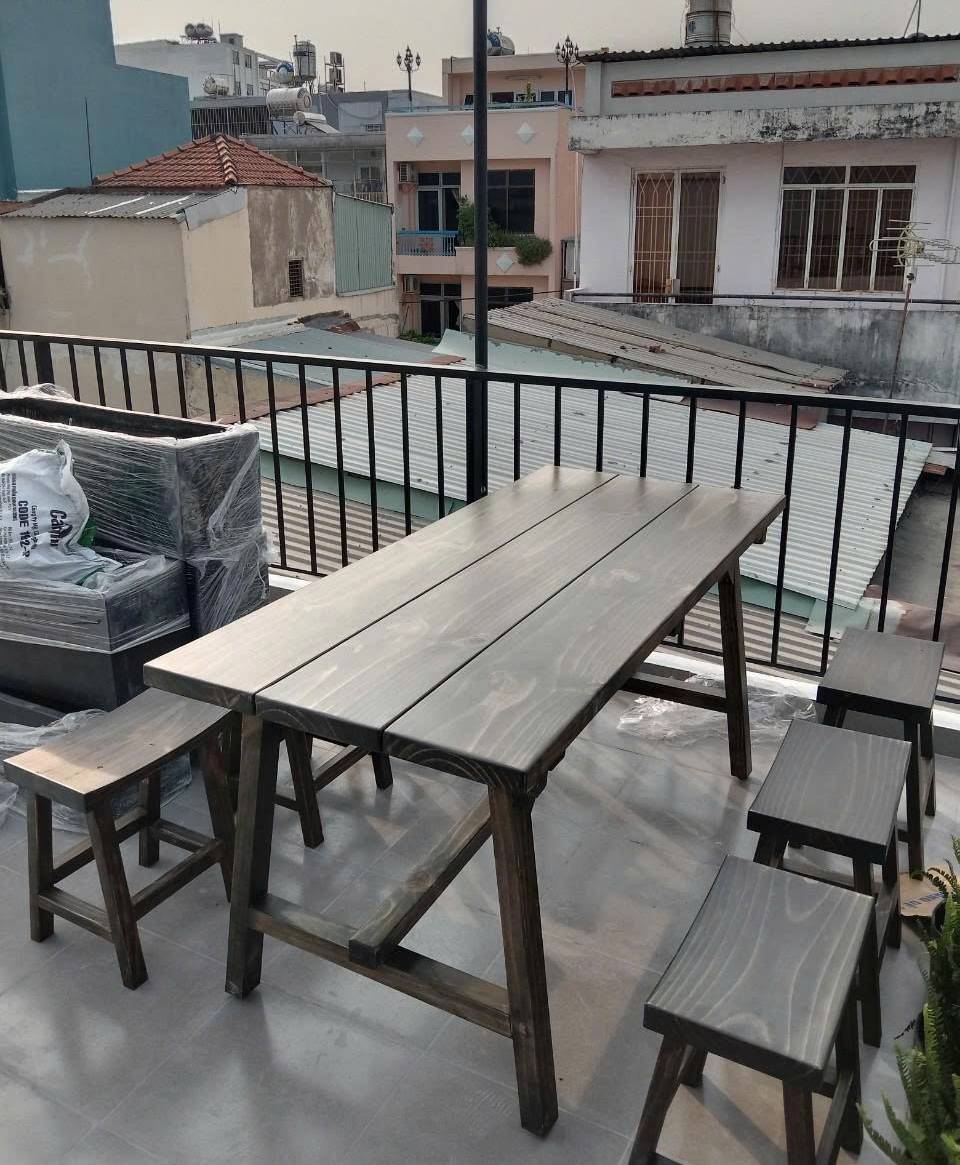 Bộ bàn quán nhậu gỗ thông 1m6 – Lựa chọn bền đẹp cho không gian quán của bạn