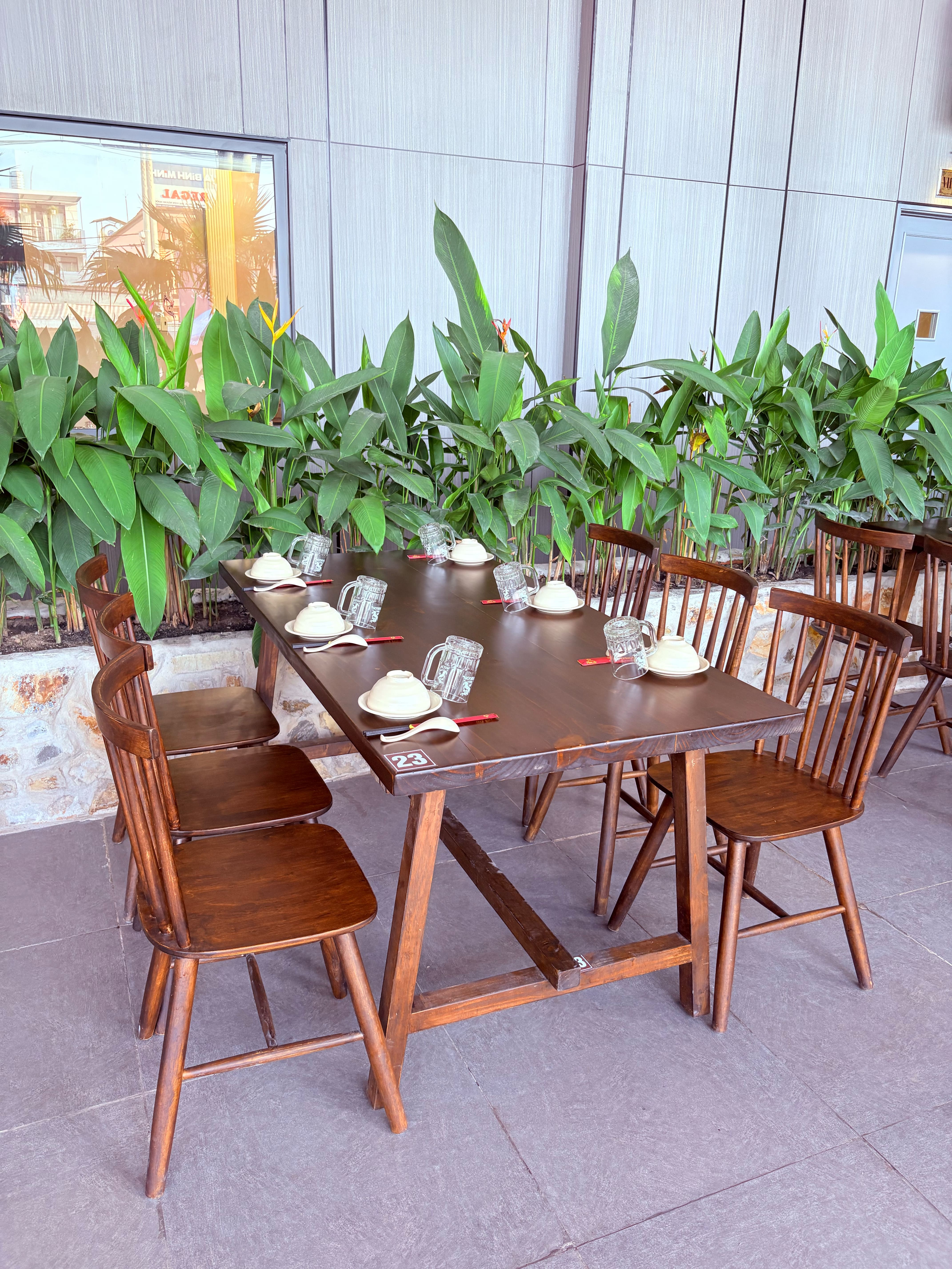 Bộ Bàn Gỗ Thông 1m6 Kèm 6 Ghế Tựa 7 Nan – Giải Pháp Cho Quán Ăn & Nhà Hàng