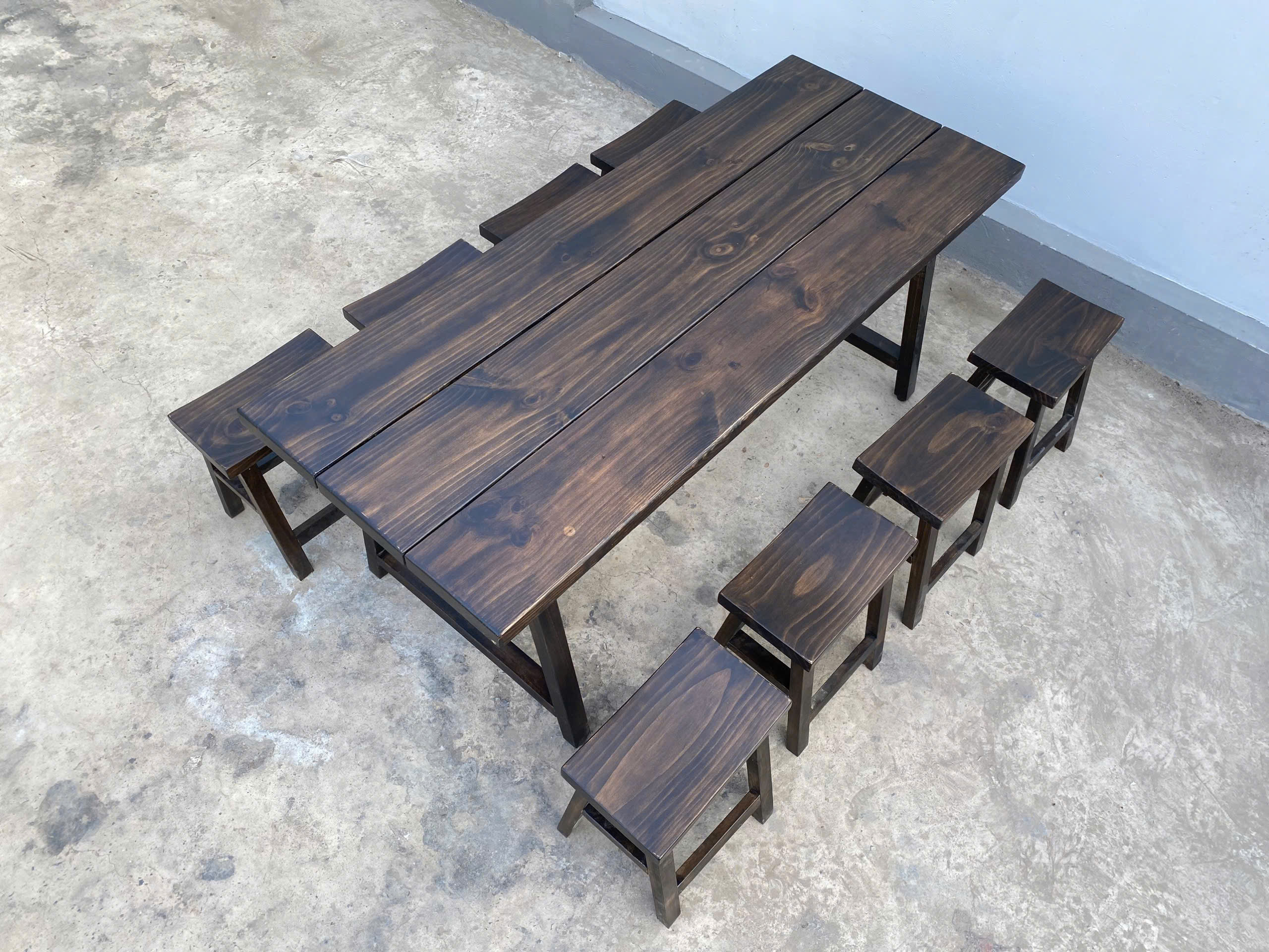 Bộ Bàn Gỗ Thông 1m8 Kèm 8 Ghế Đôn – Giải Pháp Cho Quán Nhậu Bình Dân