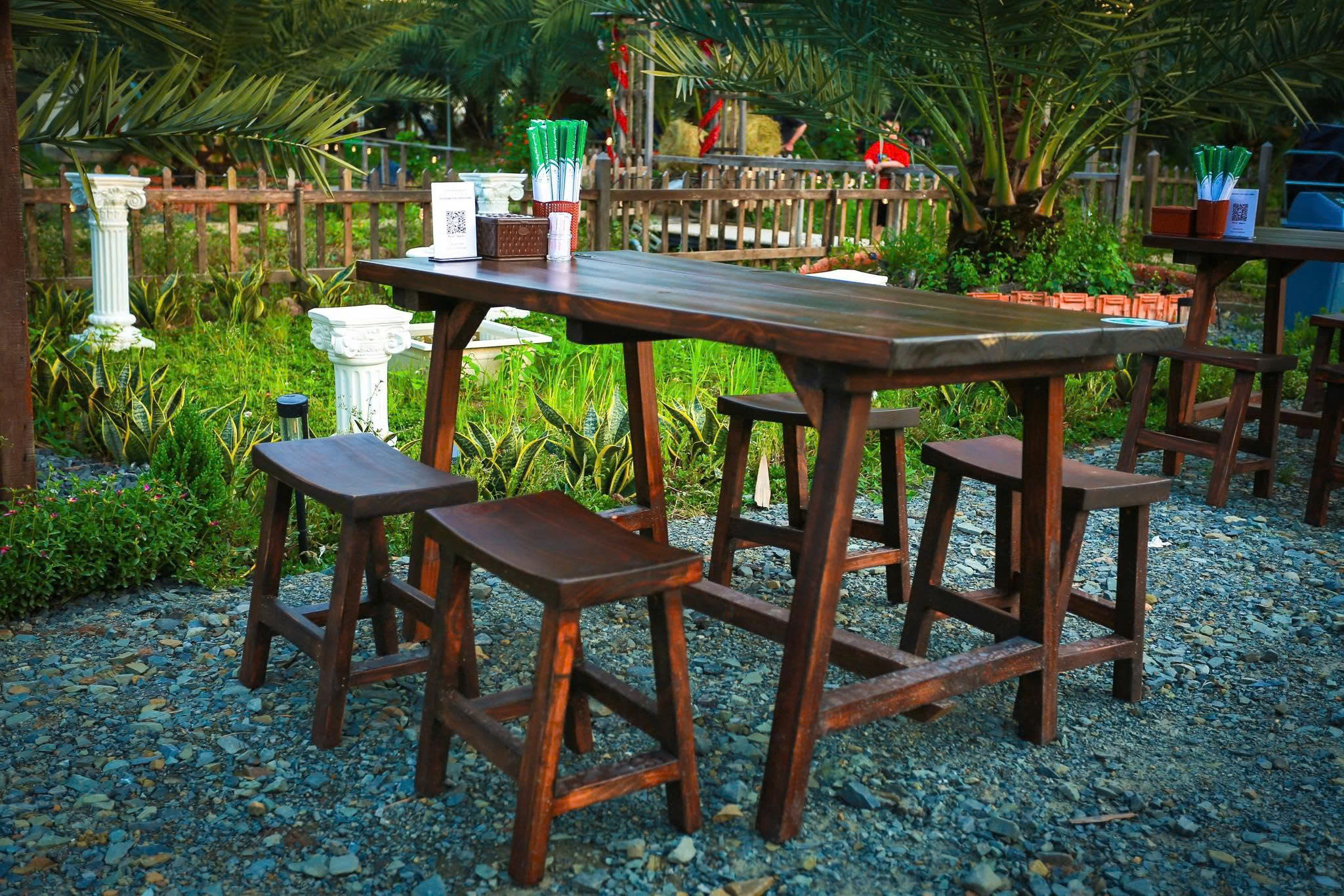 Bộ Bàn Gỗ Thông 1m2 Kèm 4 Ghế Đôn – Gọn Gàng Cho Quán Ăn Nhỏ